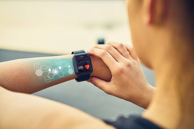 Beyond Fitness Tracking: How Smartwatches Are Becoming Everyday Health Companions